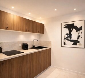 Frigobar, microondas, placa de cocina, cafetera expreso