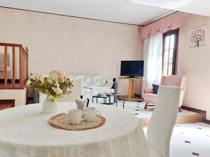 2 sovrum, skrivbord, strykjärn/strykbräda och resesäng