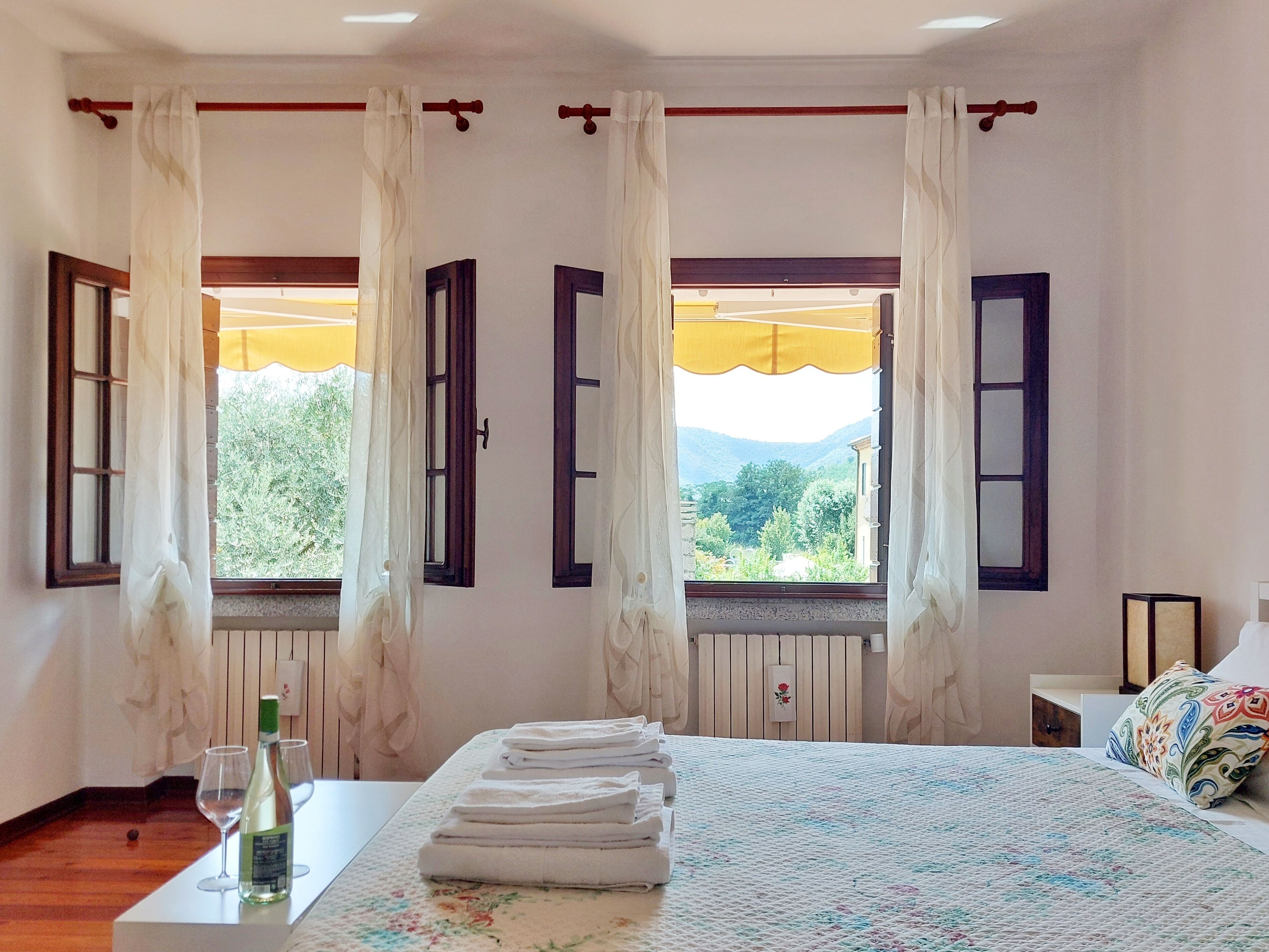 2 間睡房、書桌、熨斗/熨衫板、可攜式嬰兒床