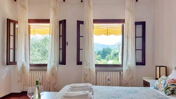 2 camere, una scrivania, ferro/asse da stiro, culla da viaggio