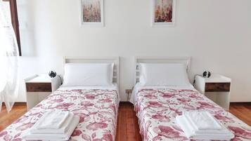 2 habitaciones, escritorio y tabla de planchar con plancha