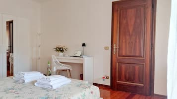 2 Schlafzimmer, Schreibtisch, Bügeleisen/Bügelbrett, Reisekinderbett