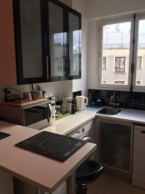 Een microgolfoven, een kookplaat, een vaatwasser