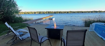 LakeLife, 4Q Bed, Wooded/Private, Kayaks, SpaShower, Luxe, Firepit, 2ndStoryDeck