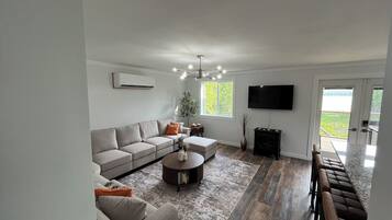 TV connectée, cheminée, livres