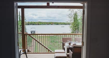 LakeLife, 4Q Bed, Wooded/Private, Kayaks, SpaShower, Luxe, Firepit, 2ndStoryDeck