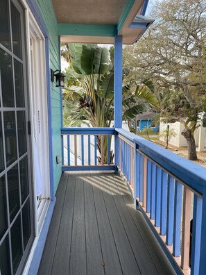 Property grounds - Ocean Breezes Await – Walk-to-Beach 3BR/2BA Retreat in NSB (New Smyrna Beach)
