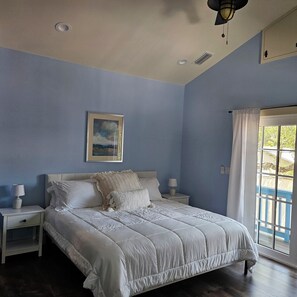 3 bedrooms, WiFi, bed sheets - Ocean Breezes Await – Walk-to-Beach 3BR/2BA Retreat in NSB (New Smyrna Beach)