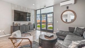 Smart TV - Landing | Incredible 2BD, Gym (Portland)