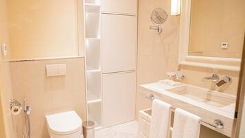 Ducha, secador de pelo, bidet, jabón