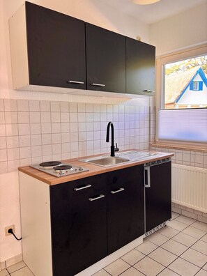 Réfrigérateur, micro-ondes, plaque de cuisson, cafetière/bouilloire