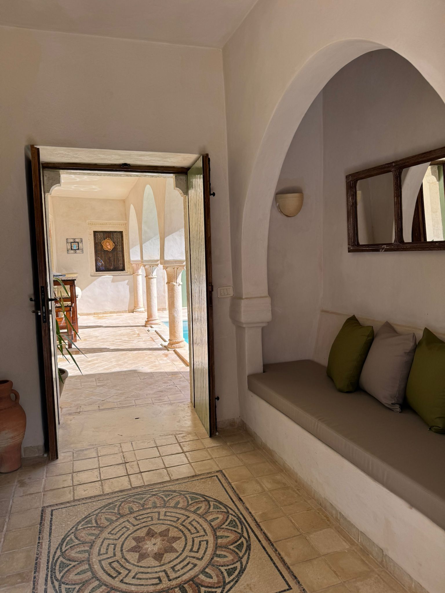 المنشأة من الداخل