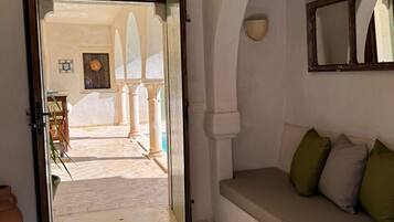 المنشأة من الداخل