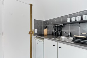 Geladeira, micro-ondas, cooktop, cafeteira/chaleira