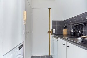 Køleskab, mikrobølgeovn, kogeplade, kaffe-/temaskine