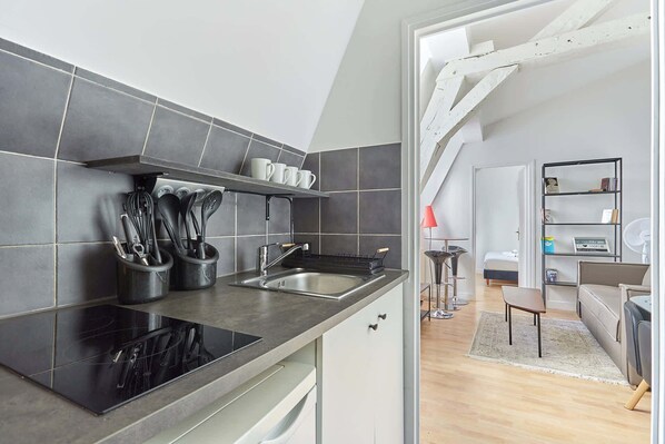 Fridge, microwave, stovetop, coffee/tea maker