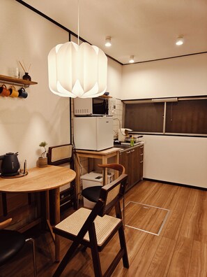 Kühlschrank, Mikrowelle, Wasserkocher, Esstisch