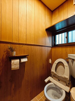 Haartrockner, Handtücher, Seife, Shampoo