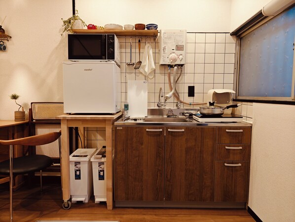 Kühlschrank, Mikrowelle, Wasserkocher, Esstisch