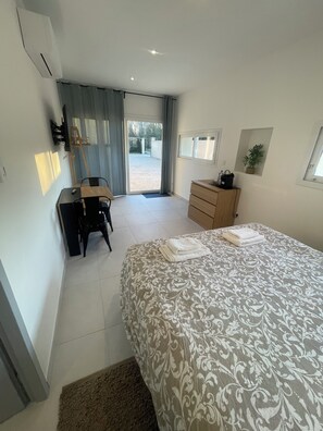 4 bedrooms, iron/ironing board, free WiFi, bed sheets