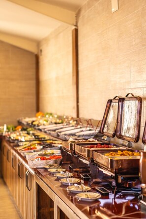 Esmorzar diari de cuina local gratuït 