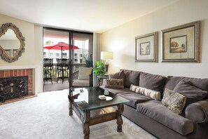 Televisión, chimenea, mesa de ping pong