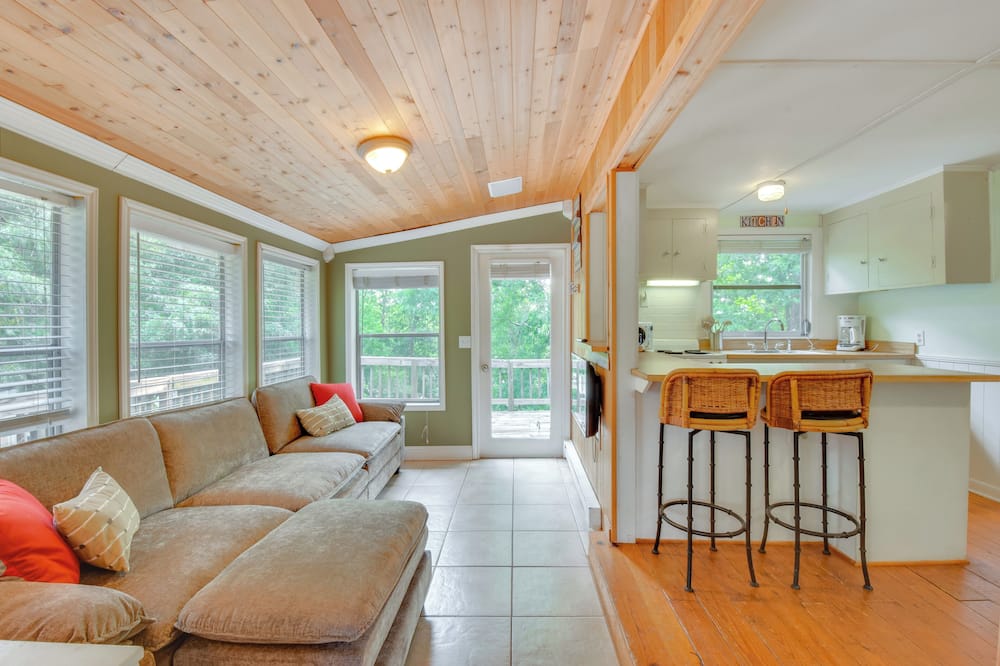 Waterfront Cabin w/ Private Dock on Lake Hartwell! - Townville, SC