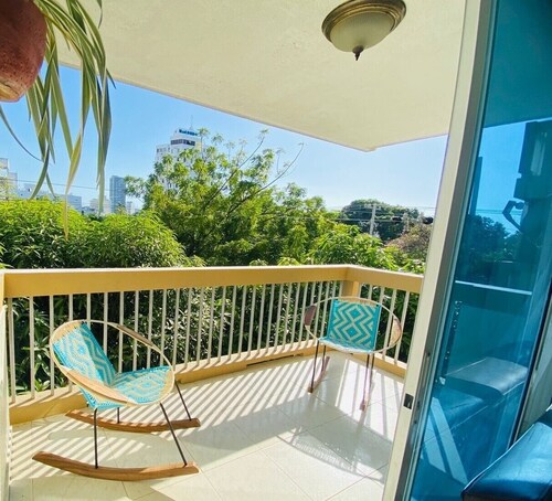 Steps from the Beach 3-bedroom Apartment, WiFi, Kitchen und Balcony to Unwind