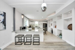 Kylskåp, mikrovågsugn, ugn och spishäll