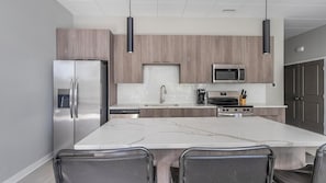 Réfrigérateur, tables à manger