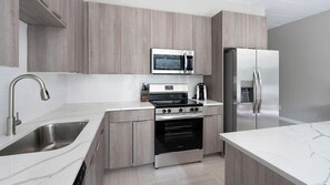 Réfrigérateur, tables à manger