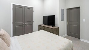 1 bedroom, desk, iron/ironing board, WiFi - Landing | Modern 1BD in Fountain Heights (Birmingham)