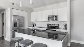 Kühlschrank, Esstisch