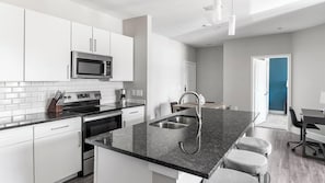 Kühlschrank, Esstisch