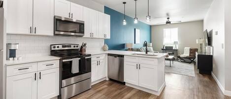 Køleskab, spisebord