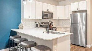 Réfrigérateur, tables à manger