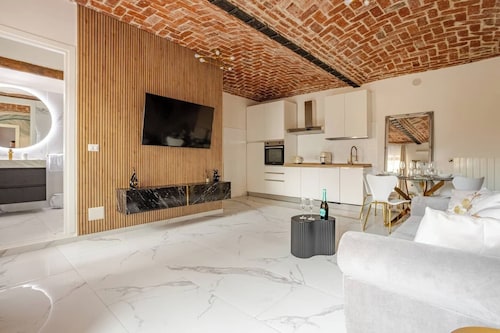 Fanstastic 2BDRM Biella Center!