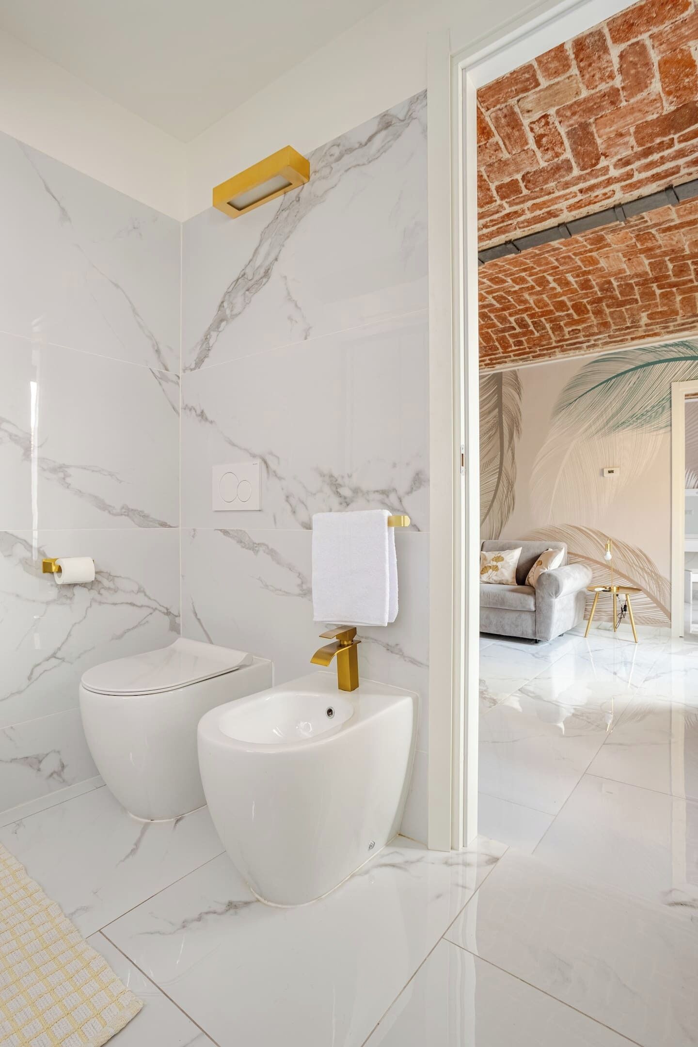 Dusche, umweltfreundliche Kosmetikartikel, Haartrockner, Bidet