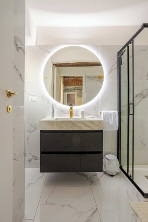 Dusche, umweltfreundliche Kosmetikartikel, Haartrockner, Bidet