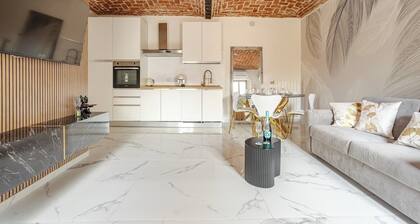 Fanstastic 2BDRM Biella Center!