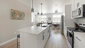 Réfrigérateur, tables à manger