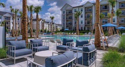 Landing at Palmhouse - 2 Bedrooms in Rolling Hills