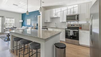 Réfrigérateur, tables à manger