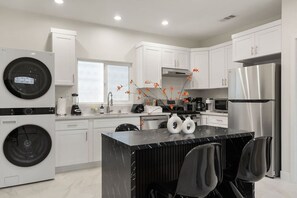 Refrigerador, microondas, horno y parrilla de estufa 