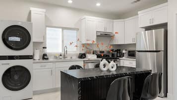 Een koelkast, een magnetron, een oven, een kookplaat