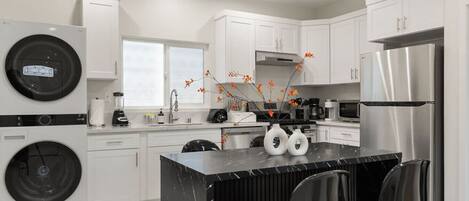 Réfrigérateur, micro-ondes, four, plaque de cuisson