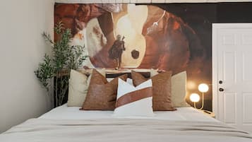 4 bedrooms, iron/ironing board, WiFi, bed sheets