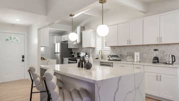 Refrigerador, microondas, horno, placa de cocina