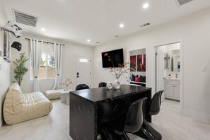 6 chambres, fer et planche à repasser, Wi-Fi, draps fournis