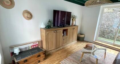 "Happy hour" Renovated fisherman's cottage in historic district.